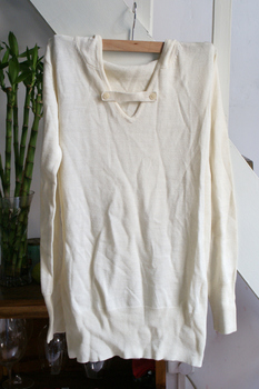 <em>毛衣</em>搭配_套头款奶<em>白色带帽</em>薄<em>毛衣</em>羊毛混纺打