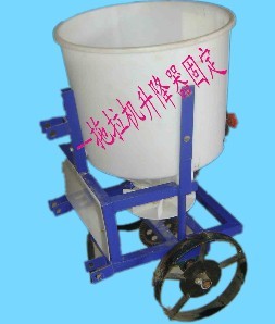 小四轮后挂施肥机 电动撒肥机带轱辘五零拖拉