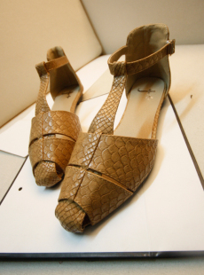  欧美新款凉鞋蛇纹民族风镂空复古做旧平底一字式扣带粗矿女式凉鞋