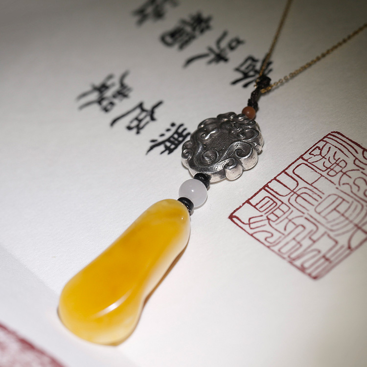 柒言不語 原創手工設計定期更新 波羅的海蜜蠟琥珀和田玉吊墜項鏈在類目 特色手工藝, 其他特色工藝品中 - 來自Buy2taobao.com提供專業的淘寶代購服務