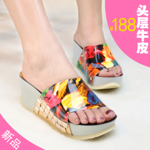  俏皮儿夏季新款真皮凉拖鞋女松糕跟漆皮彩绘时尚防水台坡跟