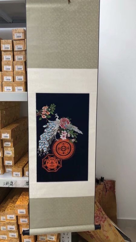 工藝品/禮品/南京特産 南京雲錦 吉祥雲錦 挂軸 孔雀銅鏡挂件在類目 家居飾品, 壁飾中 - 來自Buy2taobao.com提供專業的淘寶代購服務