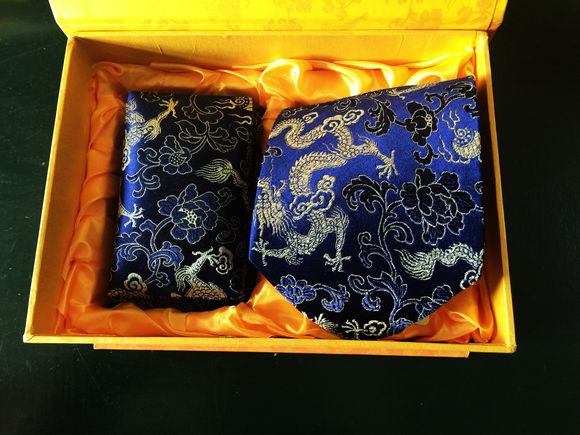 新品 南京云锦研究所 南京特产 吉祥云锦 笔筒领带套件现货特卖在类目 电子词典/电纸书/文化用品, 收纳/陈列用品, 名片盒中 - 来自Buy2taobao.com提供专业的淘宝代购服务