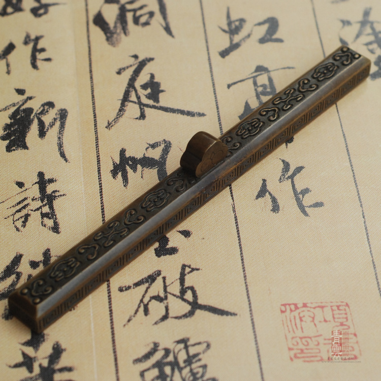 青云笔社 云纹纸镇 小号宣纸镇尺 沉手铜镇纸 复古铜器文房在类目 电子词典/电纸书/文化用品, 画具/画材/书法用品, 镇纸中 - 来自Buy2taobao.com提供专业的淘宝代购服务