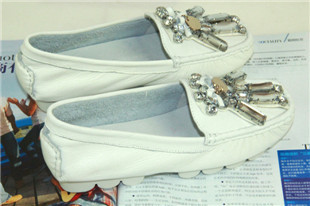  春季新款7折金属饰豆豆鞋百搭休闲舒适个性英伦真皮平底女鞋