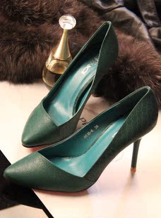  欧美大牌范 简约基本款 显脚瘦 个性斜扣 尖头细跟高跟鞋女鞋婚鞋