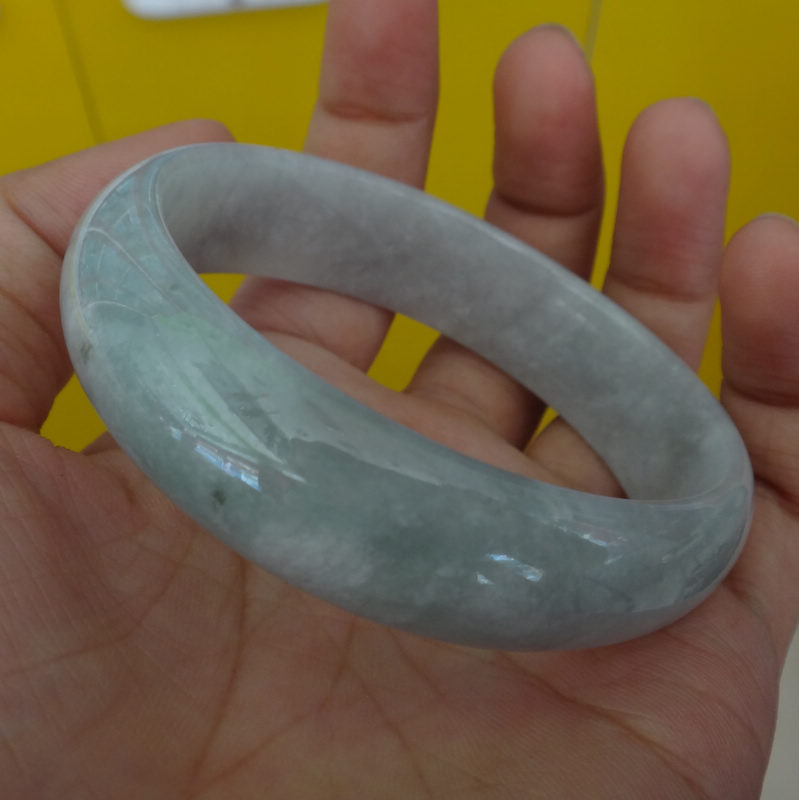 翡翠a货手镯 淡油青 贵妃圈 椭圆形玉镯 亏本处理内径58mm 9045 翡翠a货手镯 淡油青 贵妃圈 椭圆形玉镯 亏本处理内径58mm 9045