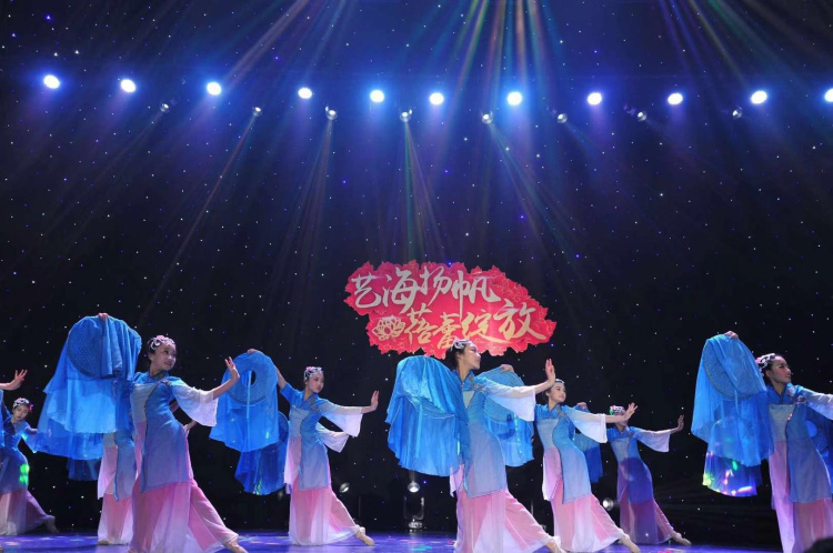成人兒童民族舞彩雲追月舞台表演服裝舞蹈服定做古典舞飄逸褲裙裝在類目 女裝/女士精品, 唐裝/民族服裝/舞臺服裝, 民族服裝/舞臺裝中 - 來自Buy2taobao.com提供專業的淘寶代購服務