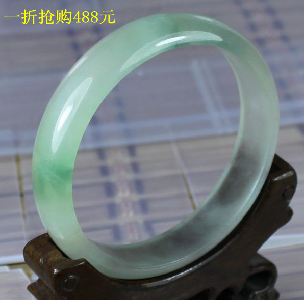 新款特价包邮 天然翡翠玻璃种 无裂纹通透淡阳绿飘花 手镯玉镯子 新款特价包邮 天然翡翠玻璃种 无裂纹通透淡阳绿飘花 手镯玉镯子