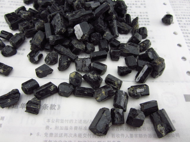 天然托瑪琳原礦 電氣石標本 黑碧玺原石 水淨化防輻射 1元2個在類目 飾品/流行首飾/時尚飾品新, 擺件中 - 來自Buy2taobao.com提供專業的淘寶代購服務
