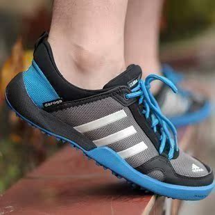   阿迪达斯正品 户外休闲鞋 透气经典跑步鞋 运动鞋网鞋V21567