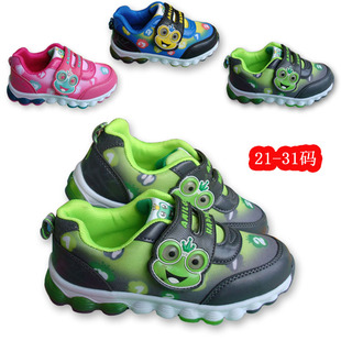  冲冠特价带灯超轻运动跑步童鞋夏季透气沁凉中童鞋亮灯超纤儿童鞋