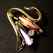 High-grade zircon diamond hit the color the elegant Swan alloy brooch