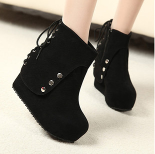  秋冬新款潮女鞋短靴子欧美坡跟厚底铆钉松糕鞋高跟鞋马丁靴