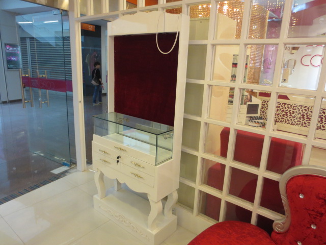 歐式烤漆展示櫃飾品櫃珠寶展示櫃首飾展櫃飾品展示櫃高櫃商場貨架在類目 商業/辦公傢俱, 貨架/展櫃, 飾品架/櫃中 - 來自Buy2taobao.com提供專業的淘寶代購服務