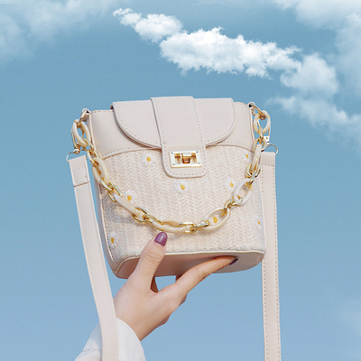 夏天小包包女2020新款潮韩版百搭斜挎包简约小清新单肩草编水桶包