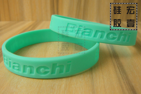 浅蓝色凹印英文字母手环OEM定制 刻字单色手