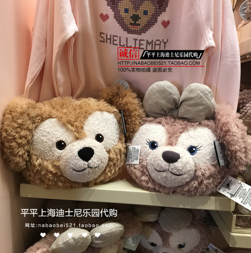 达菲熊抱枕雪莉枚靠垫毛绒坐垫情侣抱抱 上海迪士尼正品国内代购在类目 居家布艺, 靠垫/抱枕中 - 来自Buy2taobao.com提供专业的淘宝代购服务