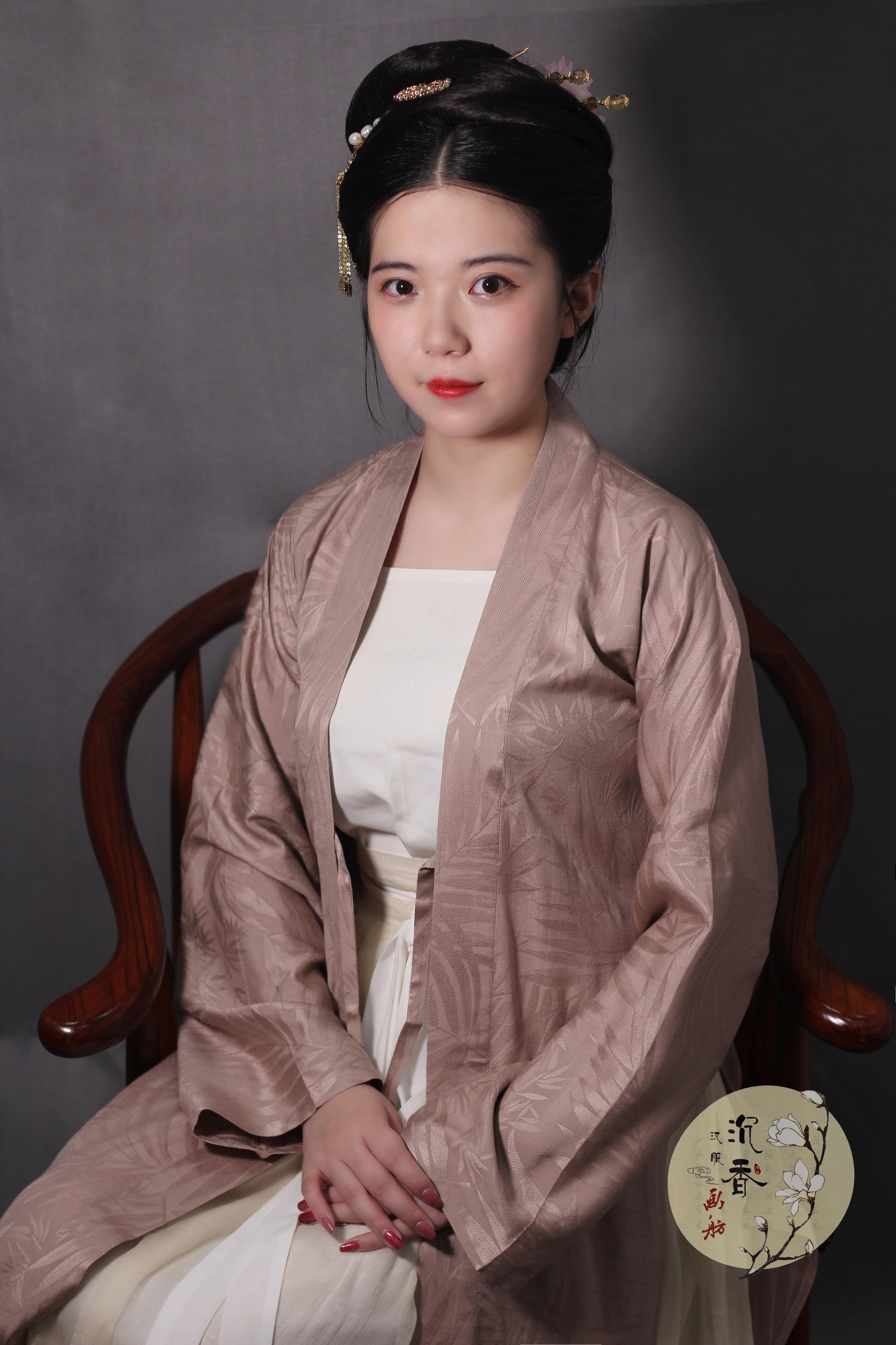 【秋冬新品-中长褙子】定制真丝绢纺暗纹提花定染藕粉色宋制褙子在类目 女装/女士精品, 唐装/民族服装/舞台服装, 民族服装/舞台装中 - 来自Buy2taobao.com提供专业的淘宝代购服务