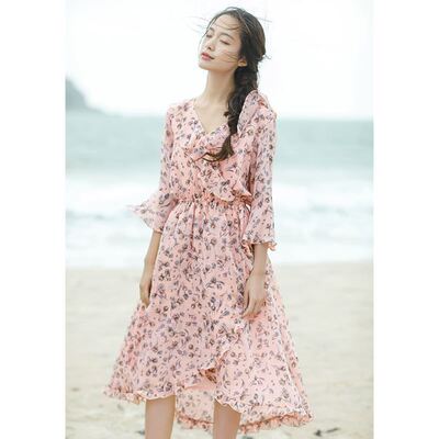 D茵曼2018夏装新款V领收腰荷叶边不规则雪纺碎花连衣裙海边度假裙