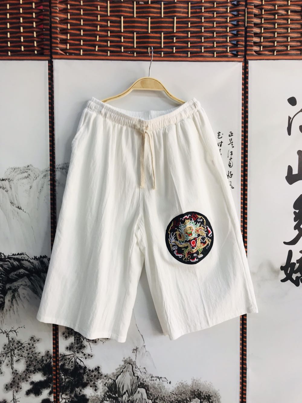 中国风夏季棉麻亚麻短裤男宽松大码潮流刺绣五分裤中式休闲沙滩裤在类目 运动/瑜伽/健身/球迷用品, 游泳, 沙滩裤中 - 来自Buy2taobao.com提供专业的淘宝代购服务