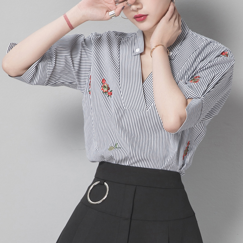 HITA女装 刺绣竖条纹衬衫女短袖2017夏季新款 韩版大V领绣花上衣