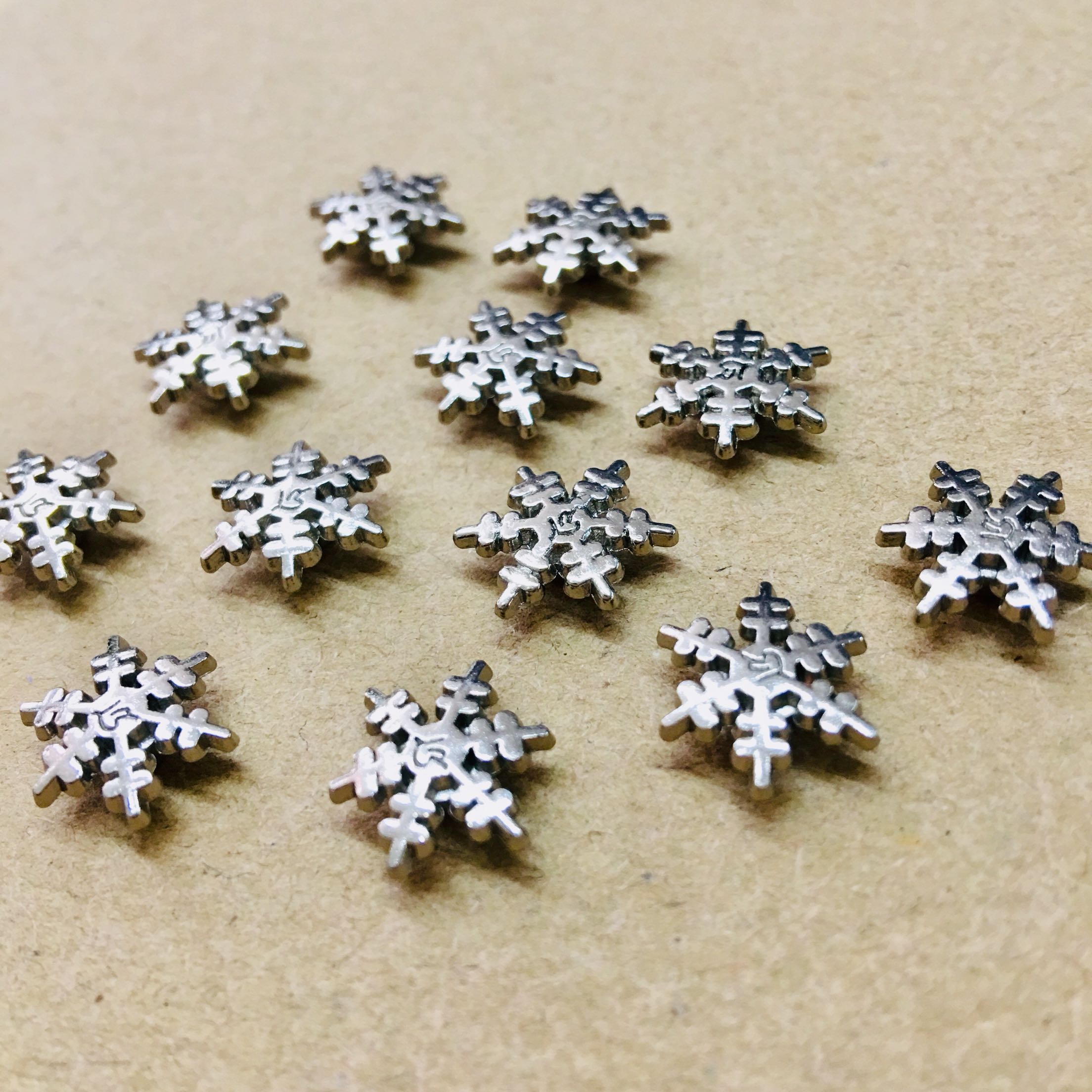 雪花圖案裝飾鉚釘金屬材料花紋元素包包鞋面服裝輔料配件撞釘在類目 服飾配件/皮帶/帽子/圍巾, 鞋包/皮帶配件, 鞋子配件, 鞋釦中 - 來自Buy2taobao.com提供專業的淘寶代購服務
