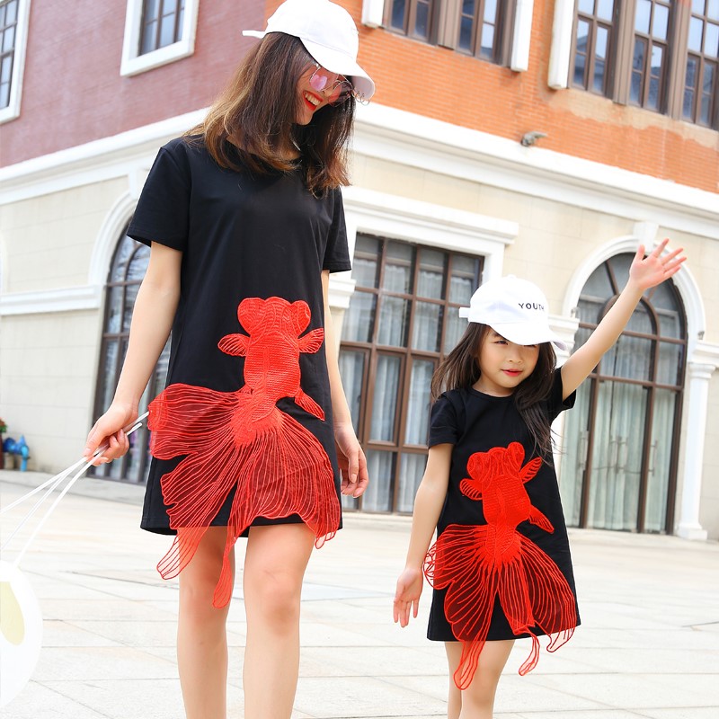 2019亲子装夏装一家三口网红洋气大码家庭装母女装四口t恤裙潮在类目 童装/婴儿装/亲子装, 亲子装/亲子时装中 - 来自Buy2taobao.com提供专业的淘宝代购服务