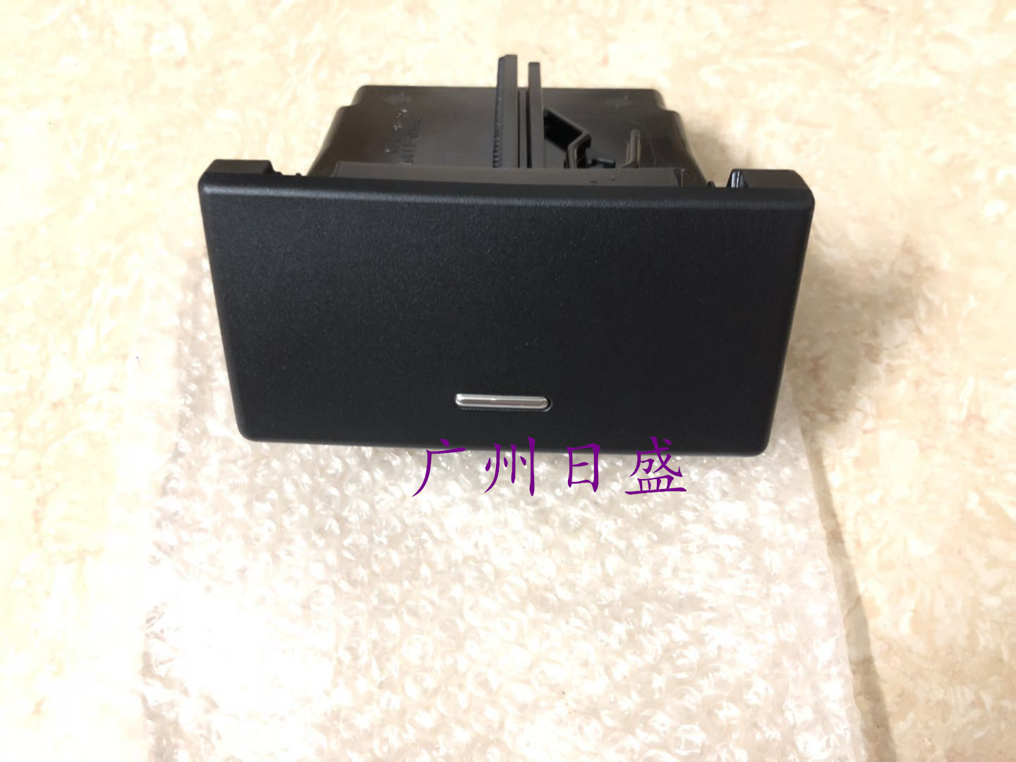 LC200蘭德酷路澤陸巡車用煙灰缸儀表台煙灰盒煙灰盅 工作台煙灰盒在類目 汽車/用品/配件/改裝, 汽車用品/內飾品, 駕車個人用品, 車用菸灰缸中 - 來自Buy2taobao.com提供專業的淘寶代購服務