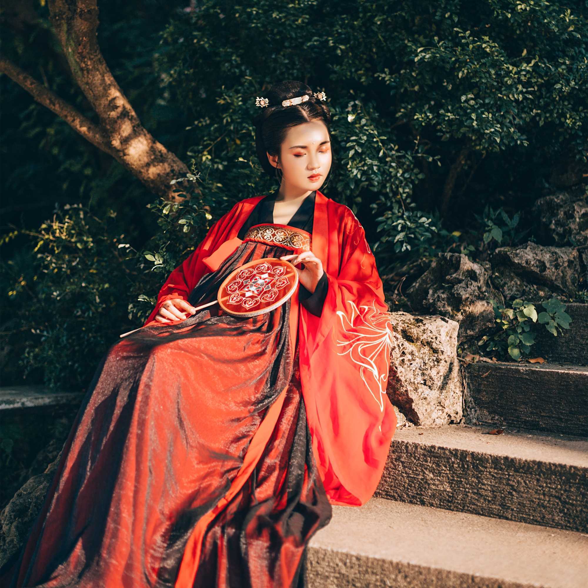 冬季古裝女漢服 加厚套裝 超仙襦裙對襟金烏繡花錦絲皺兩片式現貨在類目 女裝/女士精品, 唐裝/民族服裝/舞臺服裝, 民族服裝/舞臺裝中 - 來自Buy2taobao.com提供專業的淘寶代購服務