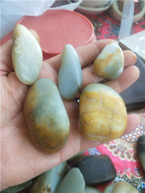 店铺美人如玉和田羊脂玉真皮籽料原石七彩红黄青桃花碧墨白紫罗兰在类目 珠宝/钻石/翡翠/黄金, 和田玉, 其他中 - 来自Buy2taobao.com提供专业的淘宝代购服务