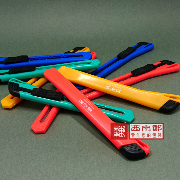 塑料美工刀裁纸刀片锋利剪刀打包文具批发广告小刀打包小学生手工在类目 电子词典/电纸书/文化用品, 裁剪用品, 美工刀中 - 来自Buy2taobao.com提供专业的淘宝代购服务