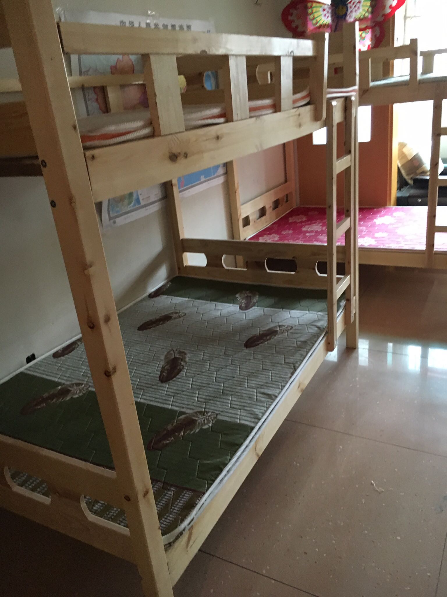 杭州热卖/宿舍员工床/实木双层/学生床/高低松木床/子母床上下铺在类目 住宅家具, 床类, 高低/子母床中 - 来自Buy2taobao.com提供专业的淘宝代购服务