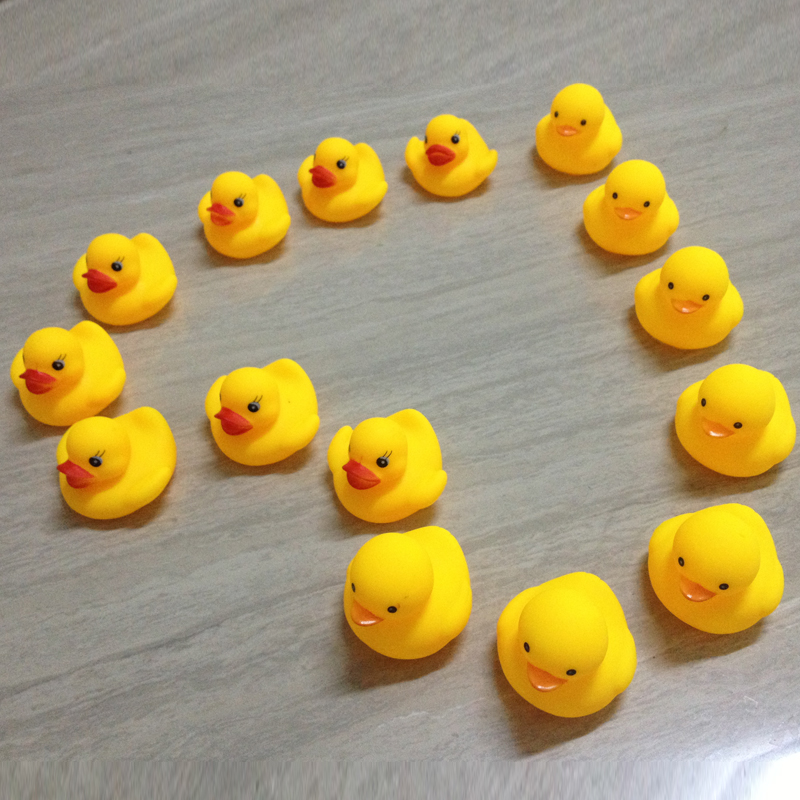 捏捏叫小动物宝宝婴儿洗澡鸭子小黄鸭游泳池水