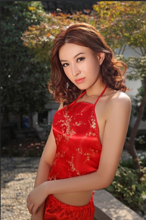 包邮体验中国风服饰肚兜小众服饰精美锦缎中国红色梅花图案肚兜在类目 女士内衣/男士内衣/家居服, 肚兜中 - 来自Buy2taobao.com提供专业的淘宝代购服务