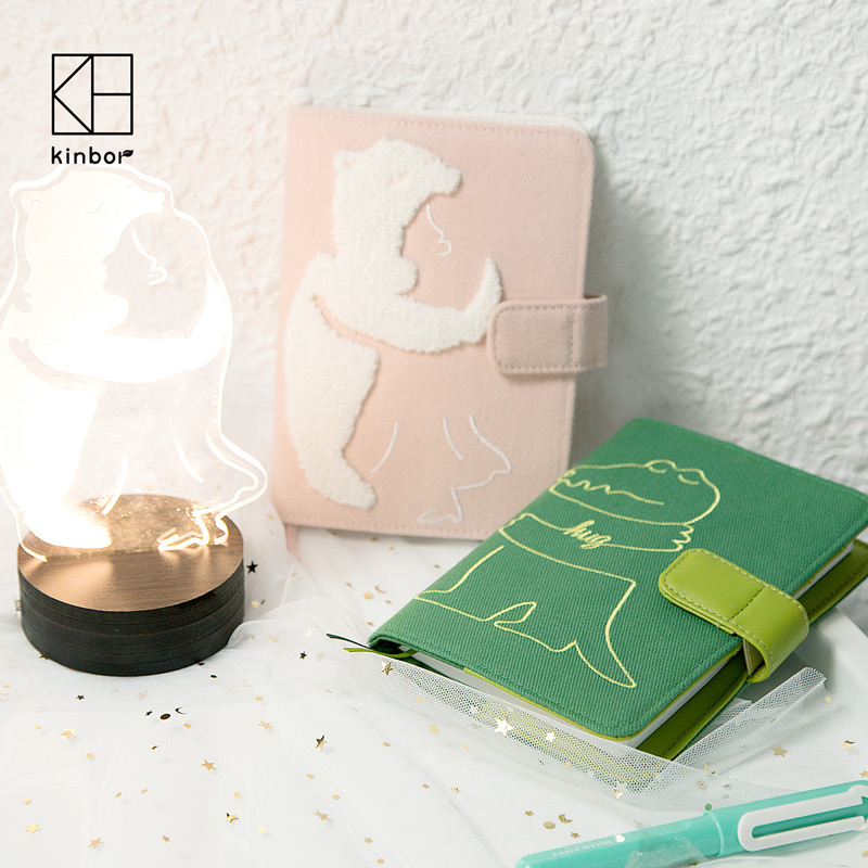 kinbor布藝刺繡手帳本女孩與熊小鳄魚擁抱A6情侶款cp手賬記事本在類目 電子詞典/電紙書/文化用品, 紙張本冊, 筆記本/記事本中 - 來自Buy2taobao.com提供專業的淘寶代購服務