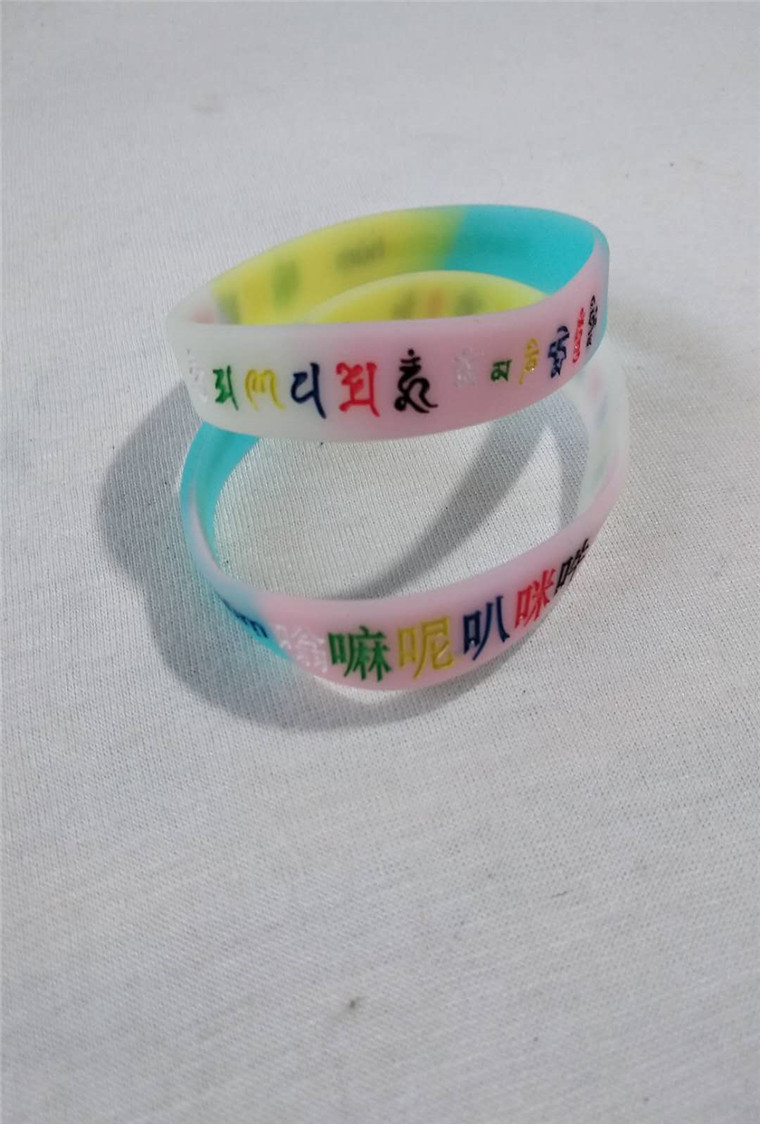 结缘六字真言硅胶手环男女简约运动防水款开光加持在类目 饰品/流行首饰/时尚饰品新, 手链中 - 来自Buy2taobao.com提供专业的淘宝代购服务