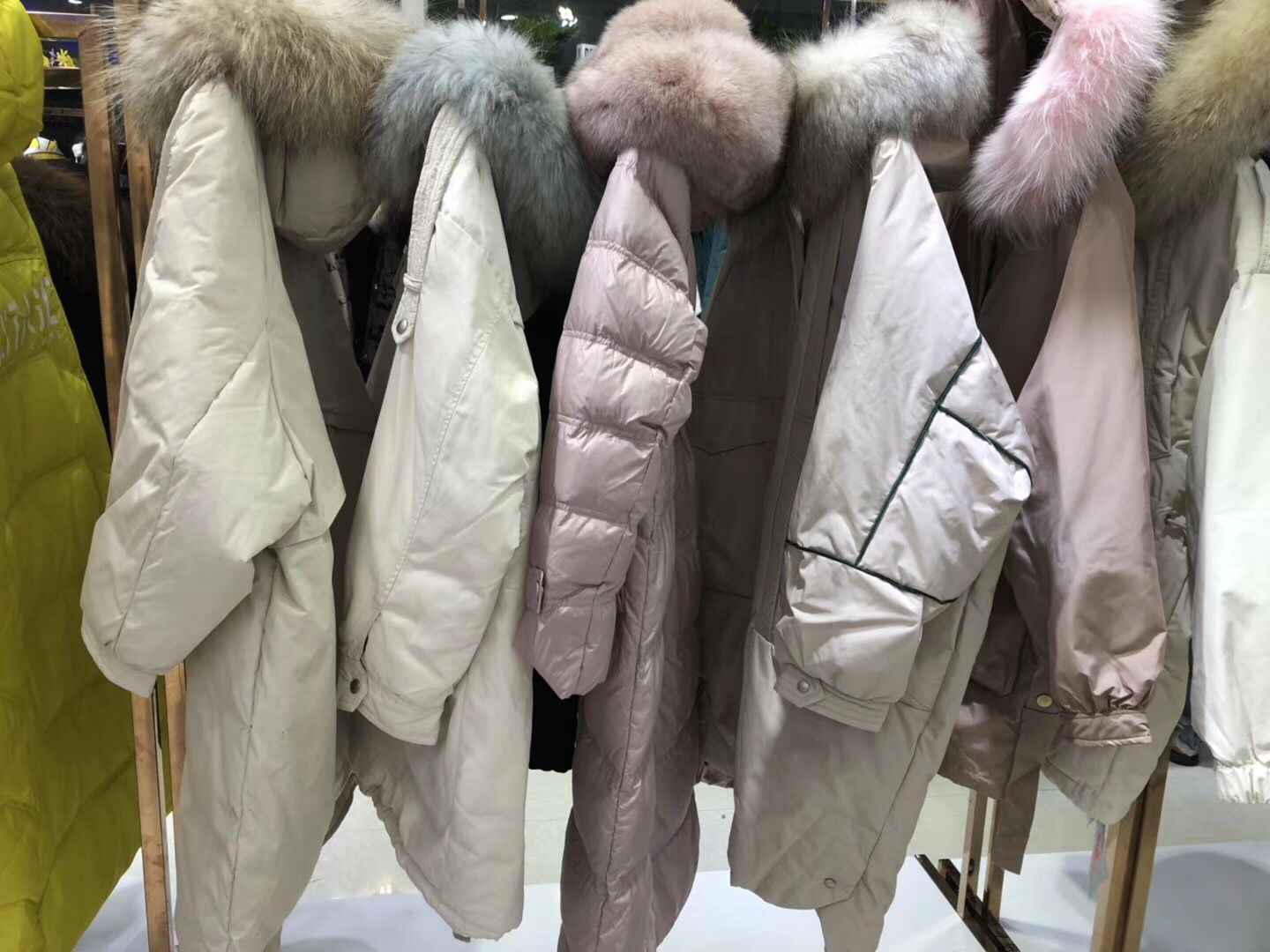 法国高端品牌奢华全毛领羽绒服 大Shan在类目 女装/女士精品, 羽绒服中 - 来自Buy2taobao.com提供专业的淘宝代购服务