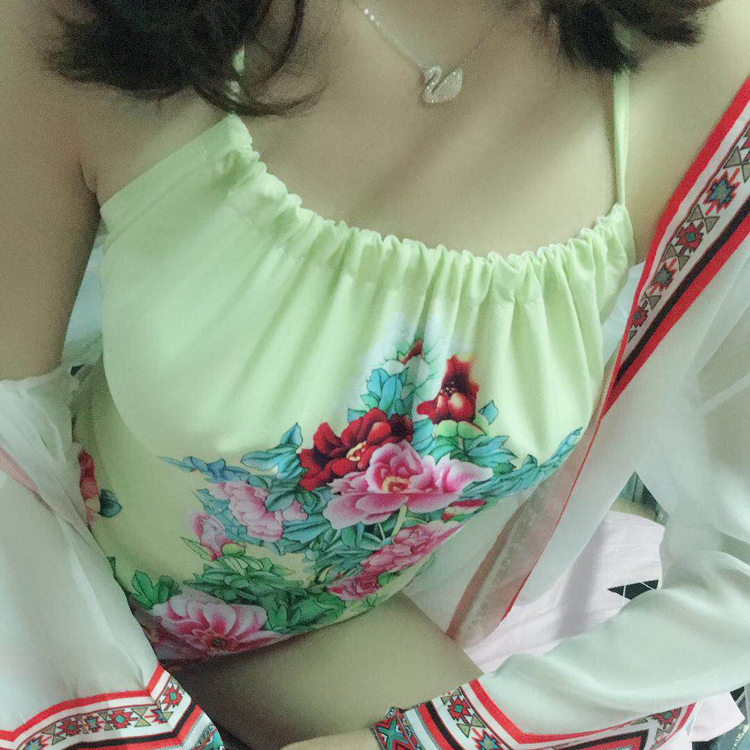 蝴蝶花纯手工肚兜女士性感成人内衣古代宫廷肚兜夏季外出打底兜兜在类目 女士内衣/男士内衣/家居服, 肚兜中 - 来自Buy2taobao.com提供专业的淘宝代购服务