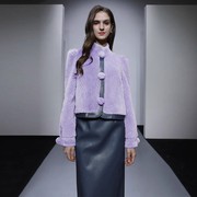 2023冬季时尚复古优雅紫色，格纹皮草短外套直筒皮半裙套装
