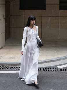 VENUIE设计感极简修身弧形褶皱斜肩长裙收腰显瘦气质白色连衣裙