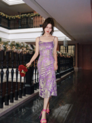 法式优雅女神弹力丝绒提花度假风别致修身显瘦气质紫色吊带连衣裙