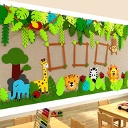 幼儿园森林动物主题环创教室，走廊布置黑板报文化，墙面墙贴装饰材料