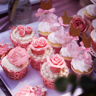 西点婚礼甜品台装饰 彩色唯美镂空蕾丝花边纸杯子蛋糕围边12个