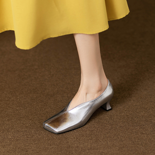 欧美走秀款女鞋全真皮，方头设计感中跟单鞋小众2024春夏银色鞋