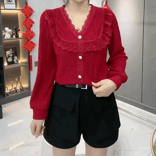 蕾丝边v领皱褶灯笼袖，t恤女荷叶边设计感时尚，红色上衣法式打底衫潮