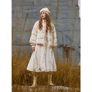 deernaya23冬设计师定制羽绒棉服，搭配白色半裙设计师文艺气质