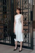 越南小众名媛女神范轻熟法式长裙气质白色蕾丝玫瑰花朵无袖连衣裙