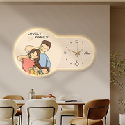 一家四口温馨卡通人物餐厅，装饰画挂钟家用客厅，现代简约挂墙时钟表
