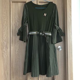 蜂后2021年秋季军绿色，裙子特清贴布袖扣绗缝字母腰带连衣裙